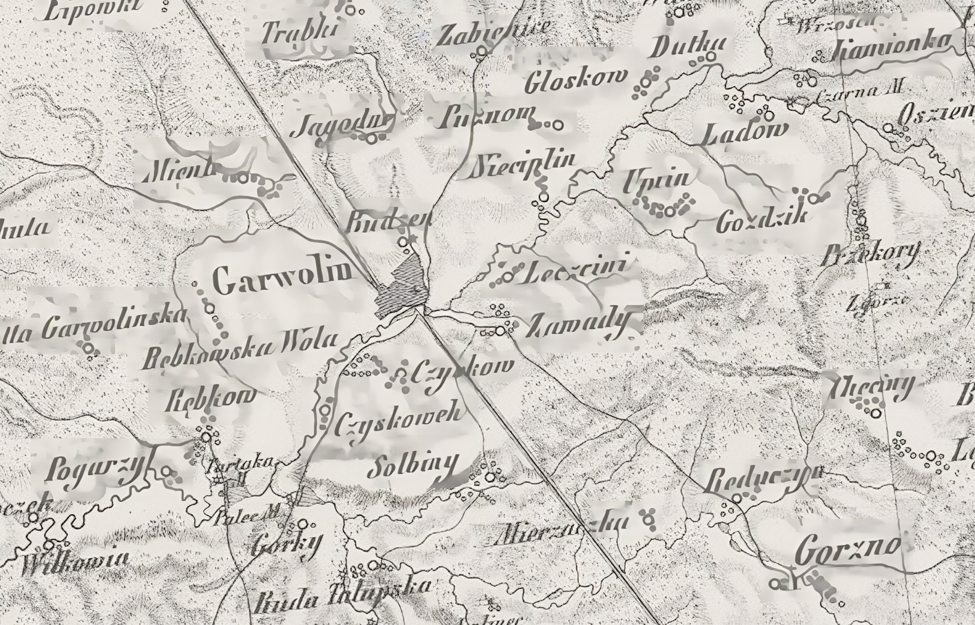 Kliknij, aby powiększyć Zdjęcie przedstawia mapę Garwolina i okolicznych miejscowości. W zakresie topograficznym ukazuje lokalizację miasta nad Wilgą w dolinie rzeki otoczonej przez zalesione wzniesienia. Przez Garwolin biegnie z południa na północ linia kolejowa. Okoliczne miejscowości ułożone są w stosunku do Garwolina promieniście.