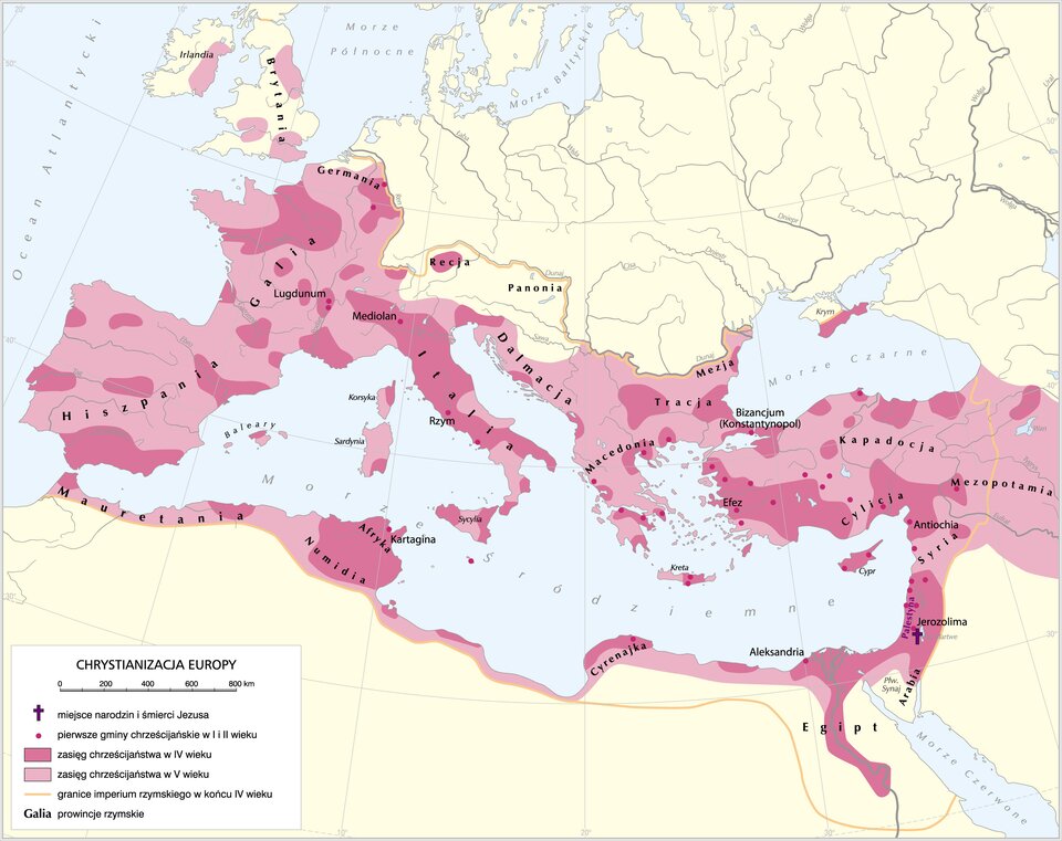 Mapa przedstawia chrystianizację Europy w IV i w V wieku. Granica imperium rzymskiego w końcu IV wieku to: Germania, Galia, Hiszpania, Recja, Italia, Sycylia, Dalmacja, Tracja, Macedonia, Grecja, Panonia, Mezja, Krym, Bizancjum, Kapadocja, Cylicja, Mezopotamia, Syria, Jerozolima, Arabia, Egipt, Cyrenajka, Numidia, Mauretania i Brytania. Chrześcijaństwo w IV wieku objęło swoim zasięgiem: Afrykę, Numidię, Kartaginę, Mauretanię (wschodnią i zachodnią część), Hiszpanię (północną, środkową, południową, wschodnią i zachodnią część), Galię (środkową, wschodnią, zachodnią, południową i północną część), Recję, Italię (Mediolan, Rzym), Bizancjum (Konstantynopol), Turcję  (Efez), Cypr, Antiochię, Jerozolimę (Palestyna), Cylicję, Egipt. W V wieku  obejmowało tereny: Irlandii (we wschodniej części), Brytanii (w części północnej, południowej i zachodniej), Hiszpanii, Baleary, Sardynii, Korsyki, Sycylii (środkowa część), Galii, Germanii, Dalmacji, Macedonii, Tracji, Mezji, Kapadocji, Mezopotamii, Syrii i Cyrenajki. Chrystianizacja  nie objęła  zachodniej części Irlandii, Brytanii (część północna, południowa, zachodnia, wschodnia i południowa), tereny położone nad Łabą, Wisłą, Dunajem, Cisą, Dniestrem, Wisłą, Dnieprem, Wołgą i północna część Krymu, Półwysep Synaj.