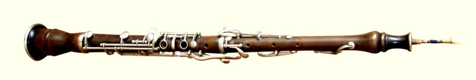 Zdjęcie przedstawia obój wiedeński. Instrument jest drewniany, prosty, z okrągłymi otworami. Na nim znajdują się skomplikowane metalowe elementy. Niektóre z nich to klapki, są też dłuższe elementy pomiędzy otworami. Tylny koniec jest nieco rozszerzony, a ustnik to cienka rurka.