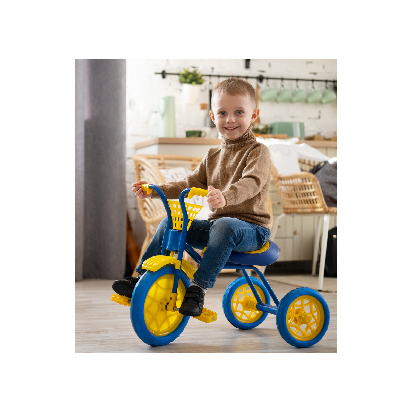 Zdjęcie przedstawia dziecko jadące po domu rowerkiem trójkołowym. 