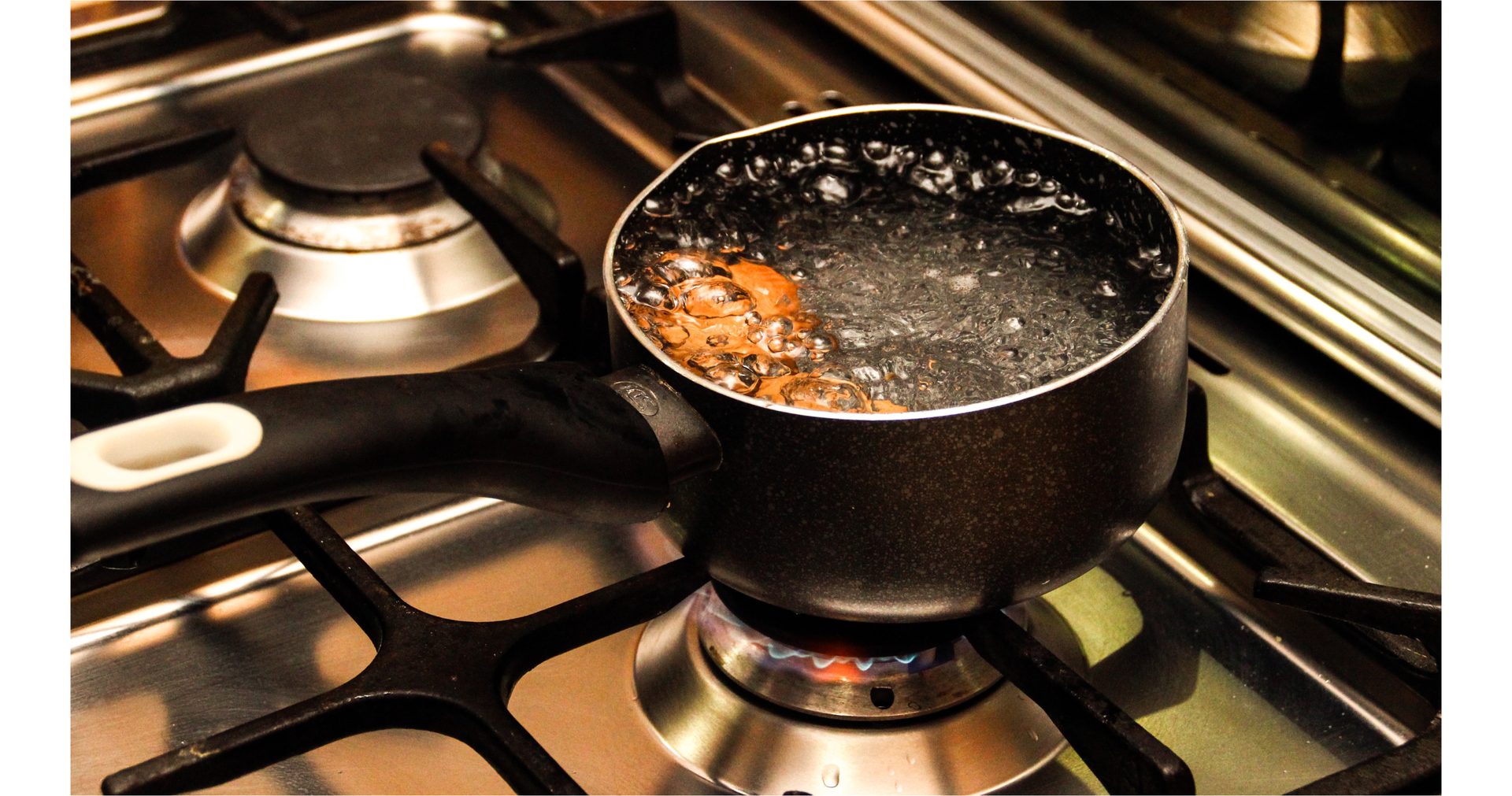 Zdjęcie przedstawia garnek na palniku gazowym. W garnku gotują się jajka.