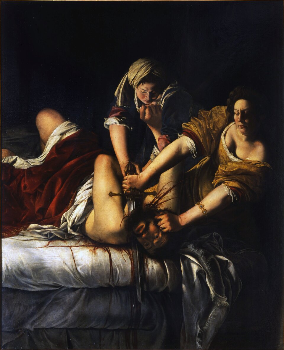 Ilustracja przedstawia obraz Artemisi Gentileschi „Judyta zabijająca Holofernesa” o kształcie pionowego prostokąta. Ukazuje dwie kobiety i mężczyznę. Holofernes leży na łożu. Judyta trzyma mężczyznę za włosy i mieczem odcina jego głowę, z której tryska krew. Pomiędzy nimi stoi kobieta o imieniu Abra. Pomaga Judycie, przytrzymuje Holofernesa. Na ciałach postaci odbija się światło. Tło obrazu jest prawie czarne.   