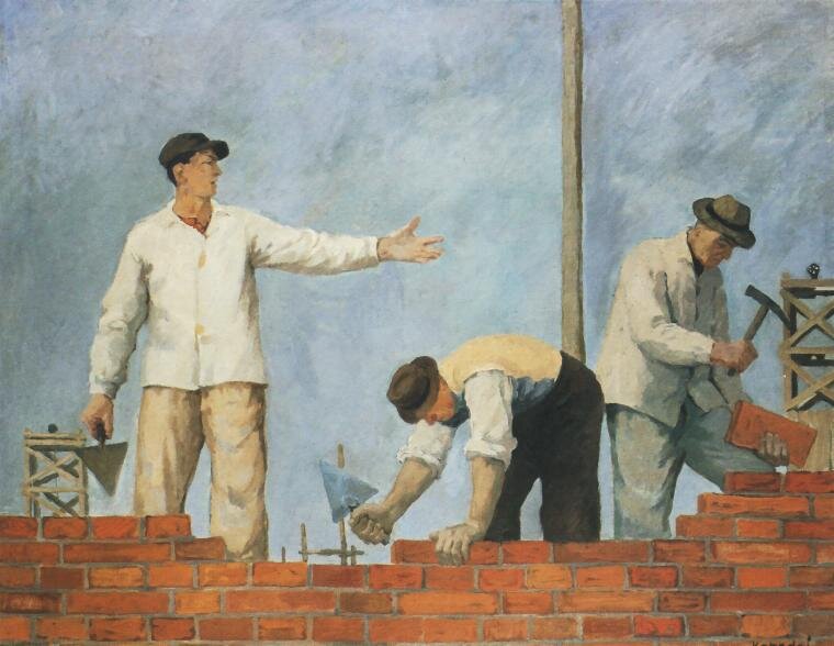 Obraz przedstawia trójkę murarzy pracujących przy wznoszeniu muru.  Po lewej stronie  stoi mężczyzna ubrany w białą koszulę z długim rękawem i kremowe spodnie.  Na głowie ma czarną czapkę.  W lewej ręce  trzyma kielnię, prawą  rękę wyciąga po cegłę. Spogląda w stronę pracujących dwóch mężczyzn. Po prawej stronie znajduje się mężczyzna. Jest ubrany w białą koszulę z zawiniętymi rękawami i czarne spodnie. Na głowie ma brązowy kapelusz. Nie widać jego twarzy. W lewej ręce trzyma kielnię, zaś prawą dokłada cegłę do muru. Obok niego, po prawej stronie stoi mężczyzna ubrany w białą koszulę i spodnie w tym samym kolorze. Na głowie ma brązowy kapelusz.  W prawej ręce trzyma młotek, a w lewej cegłę. Jest odwrócony w prawą stronę. Prawa noga jest wyprostowana, a lewa zgięta w kolanie. Za plecami mężczyzny jest widoczna drewniana belka. Postaci są przedstawione na tle błękitnego nieba.