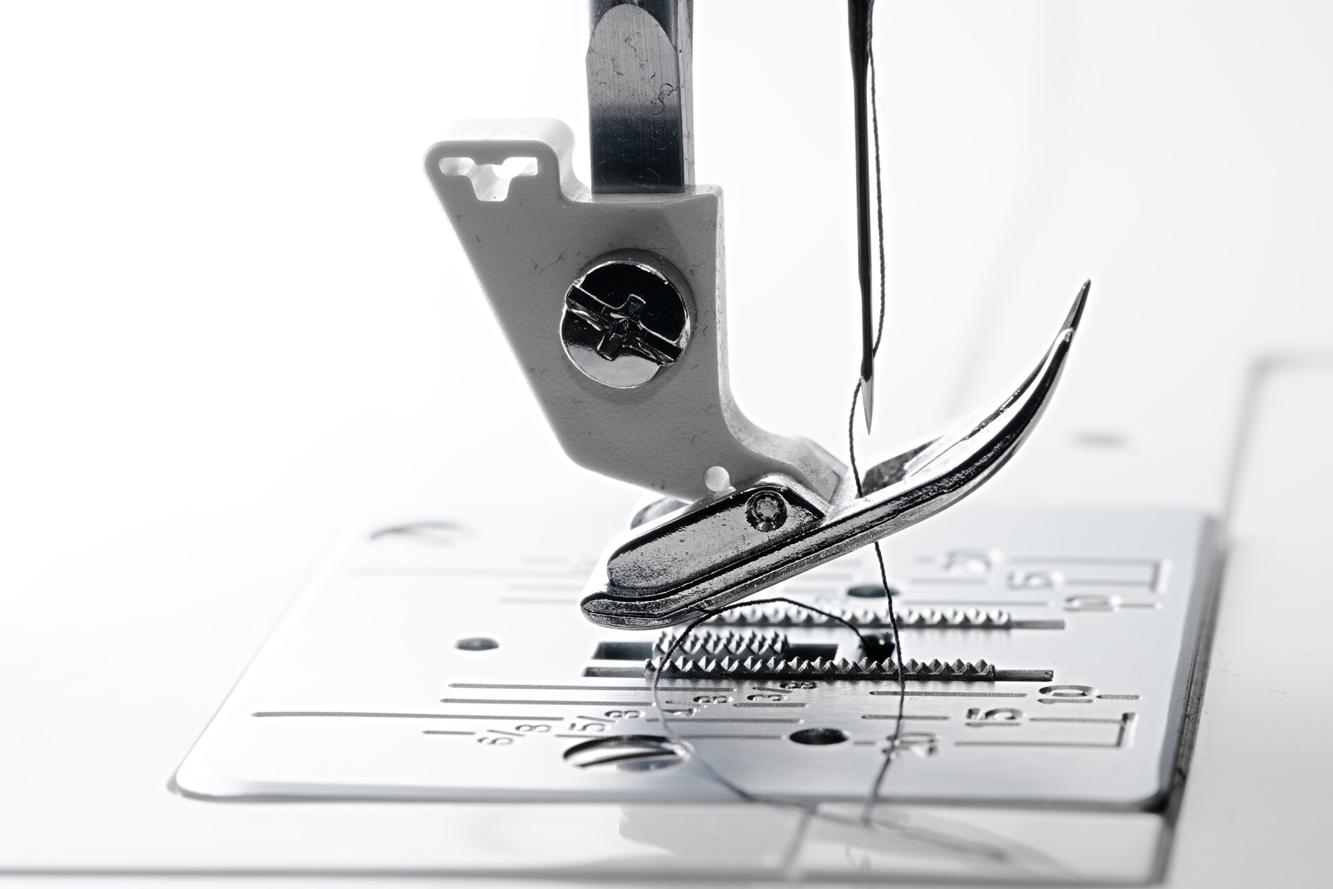  Stopka uniwersalna. Charakteryzuje się tym, że jest dosyć szeroka i ma szeroki otwór, przez który przechodzi igła. Dzięki temu można szyć nią ściegi proste, zygzakowate i ozdobne. Jej szerokość pozwala na mocne dociskanie materiału do ząbków transportera. 