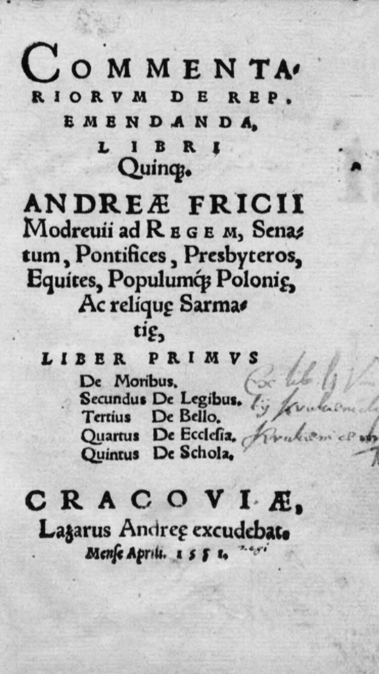 Zdjęcie przedstawia kartę z książki z nadrukowanym tekstem po łacinie.