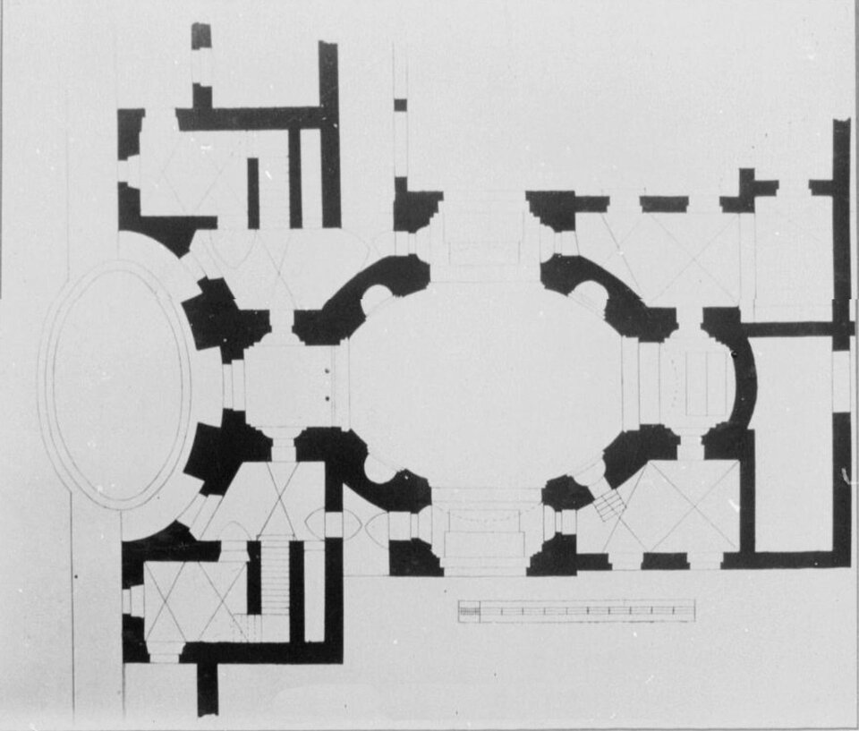 Ilustracja przedstawia czarno‑biały plan kościoła Świętej Trójcy w Salzburgu, linie są naniesione czarnym tuszem, na białym tle. Ściany zaznaczone zostały grubą kreską, inne elementy, jak np. schody cienkimi liniami.