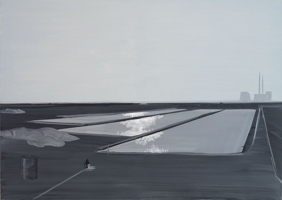 Obraz w odcieniach szarości, na którym widoczny jest plac oraz trzy zbiorniki retencyjne, ukazane z zastosowaniem perspektywy zbieżnej, w których odbijają się chmury. Zbiornik przedstawiony z prawej strony jest największy, a z lewej – najmniejszy. Są one w kształcie długich prostokątów. Na placu widoczny jest także duży brezent leżący nieopodal środkowego basenu, oraz czarna beczka. W oddali widoczne są budynki przemysłowe z wysokimi kominami. Tło stanowi szare niebo. 