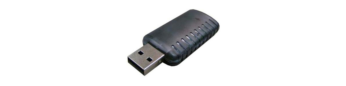 Zdjęcie przedstawia zewnętrzną kartę sieciową WLAN na port USB. Wyglądem przypomina pendriva.