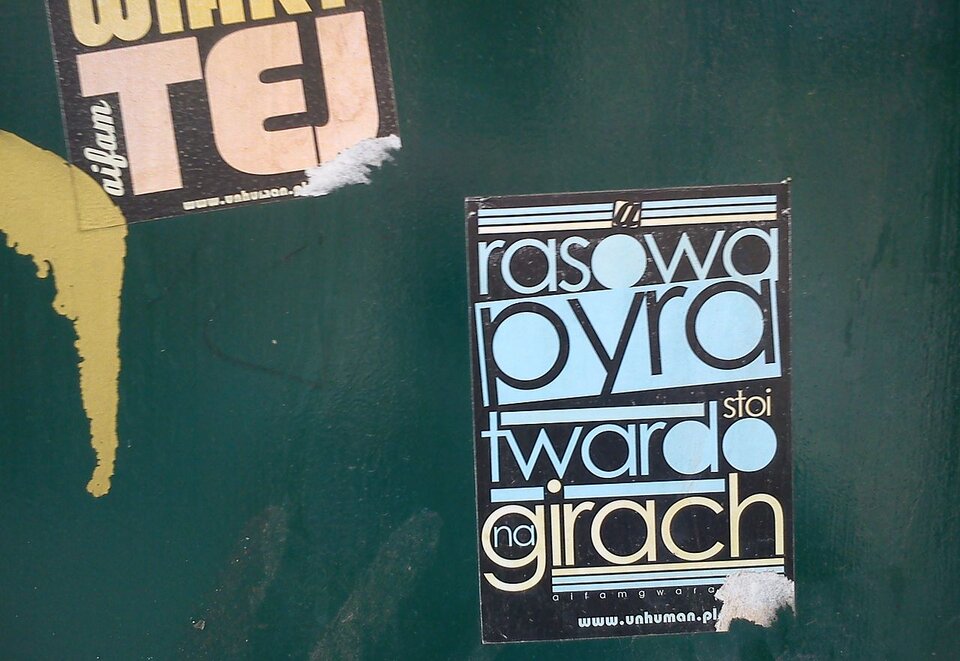 Na zdjęciu widzimy wklejki z napisami w gwarze poznańskiej: "Rasowa pyra stoi twardo na girach".