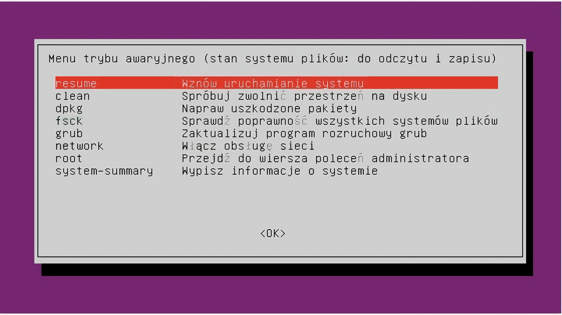 Ilustracja przedstawia okno menu trybu awaryjnego systemu Linux Ubuntu. Zawiera ono opcje, od góry: resume – Wznów uruchamianie systemu, clean – spróbuj zwolnić przestrzeń dysku, dpkg – Napraw uszkodzone pakiety, fsck – sprawdź poprawność wszystkich systemów plików, grub – zaktualizuj program rozruchowy grub, network – włącz obsługę sieci, root – przejdź do wiersza poleceń administratora, system‑summary – Wypisz informacje o systemie. Na samym dole znajduje się przycisk OK.