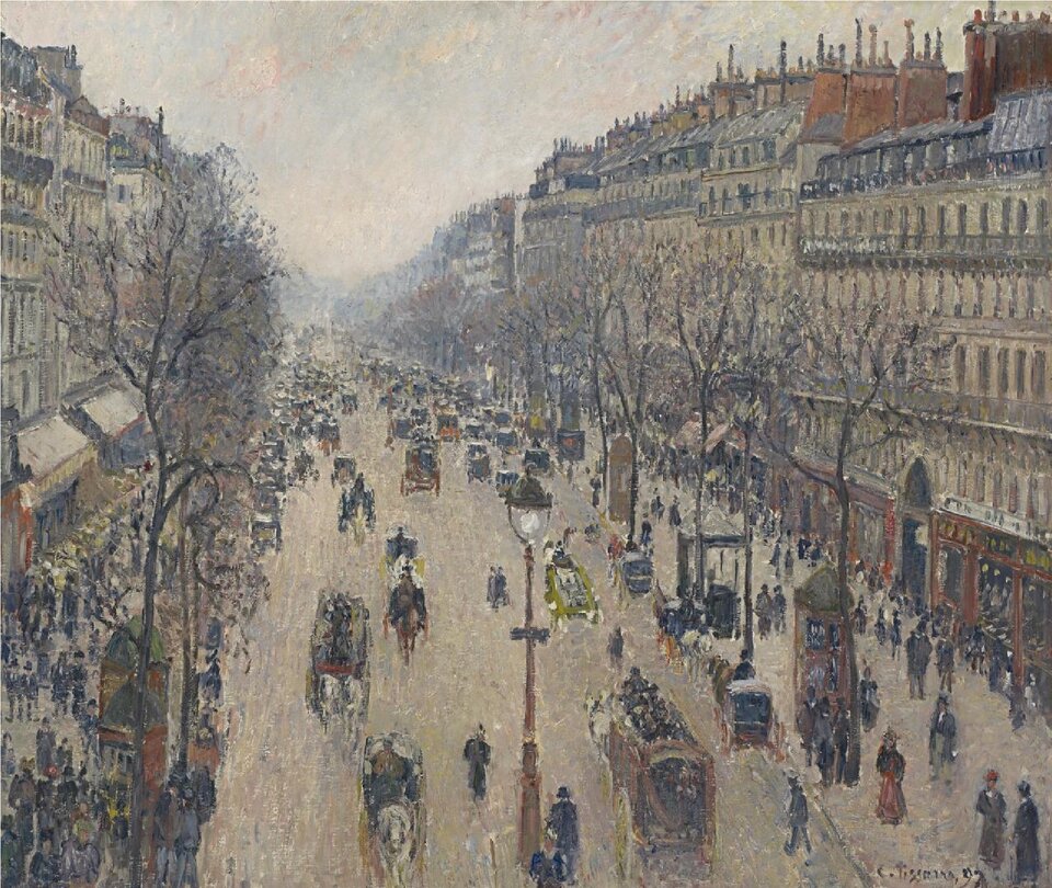 Ilustracja przedstawia obraz olejny „Bulwar  Montmarte  [czytaj: mąmart]”, autorstwa  Camille Pissarro  [czytaj: kamij pisaro]. Otwarta kompozycja ukazuje zatłoczoną ulicę w dużym XIX wiecznym mieście, widzianą z góry. Przez środek obrazu biegnie szeroka ulica, otoczona z dwóch stron wysokimi kamienicami o jasnych elewacjach. Obie strony drogi zdobią szpalery drzew o wąskich pniach i drobnych, bezlistnych koronach. Chodniki zapełnia tłum przechodniów, natomiast po ulicy jadą konne bryczki. Pośrodku miejskiej ulicy stoją zapalone latarnie miejskie. Obraz namalowany został przy pomocy drobnych pociągnięć pędzla. Kompozycja utrzymana jest chłodnej, przygaszonej gamie szarości i błękitów ocieplonych gdzieniegdzie rdzawymi czerwieniami i ugrami. 