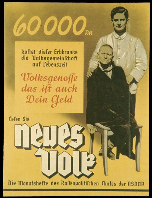 Grafika przedstawia niemiecki plakat propagandowy z około 1938 roku, który miał na celu przekonać Niemców do idei eksterminacji osób niepełnosprawnych. Z prawej strony plakatu widać rosłego, przystojnego mężczyznę w białej koszuli stojącego za krzesłem. Ma on regularne rysy twarzy i lekko falowane włosy z przedziałkiem. Na krześle siedzi drugi mężczyzna. Nosi on wyraźne ślady niepełnosprawności umysłowej – ma zamknięte oczy i wykrzywione rysy twarzy, siedzi w skrzywionej pozycji, jego jedna ręka jest wyraźnie przykurczona, a dłoń zwinięta w pięść. Ubrany jest w czarny garnitur. Na plakacie znajduje się napis w języku niemieckim: 60.000 Reichsmark kostet dieser Erbkranke die Volksgemeinschaft auf Lebenszeit. Volksgenosse das ist auch Dein Geld. Lesen Sie neues Volf. Die Monatshefte des Rassenpolitichschen Amtes der NSDAP..