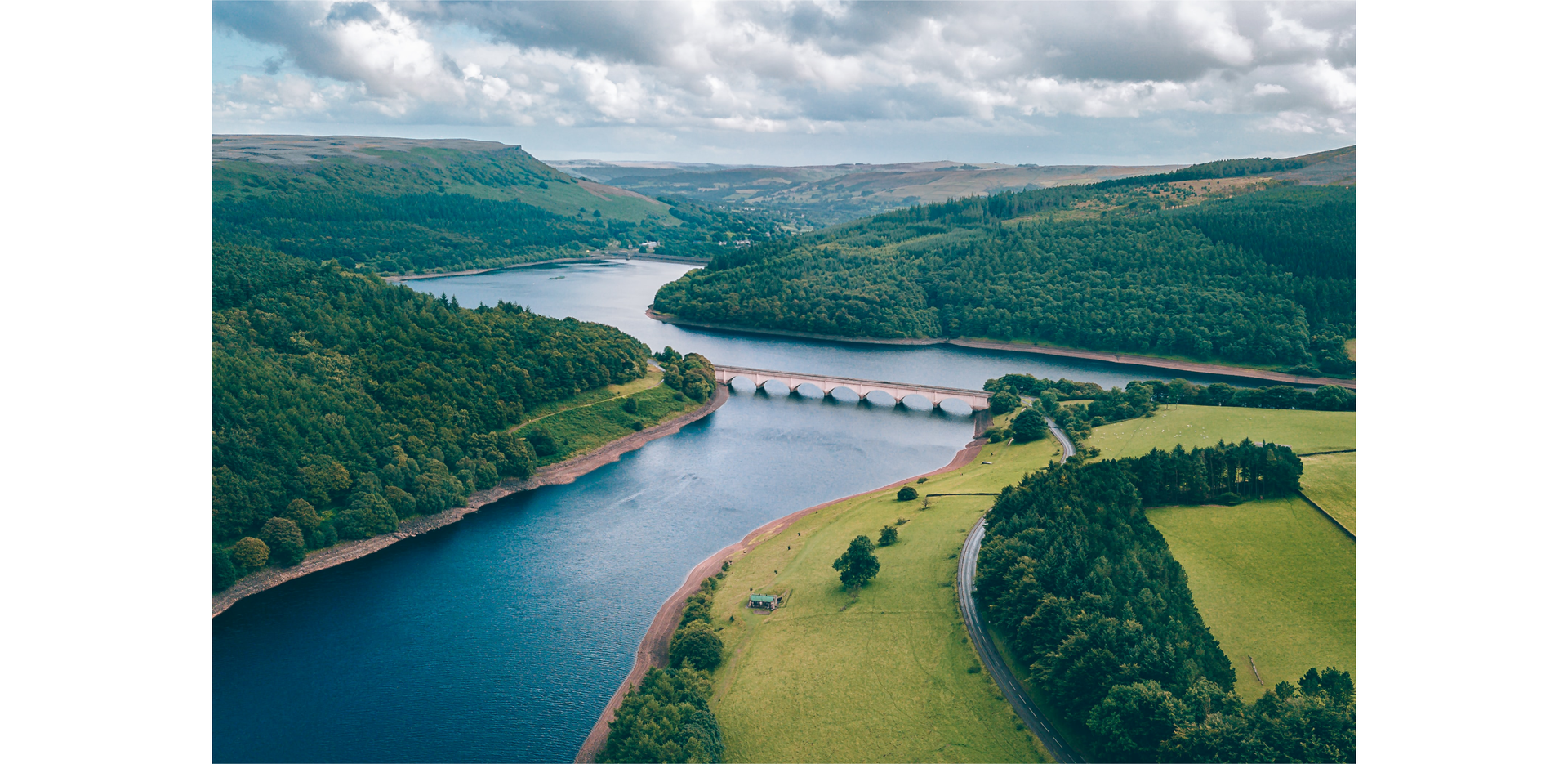 Zdjęcie przedstawia rzekę.
