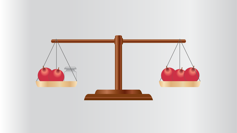 Ilustracja przedstawia wagę. Na lewej szali wagi znajdują się dwa jabłka i obciążnik a na prawej szali trzy jabłka. Waga znajduje się w równowadze. 