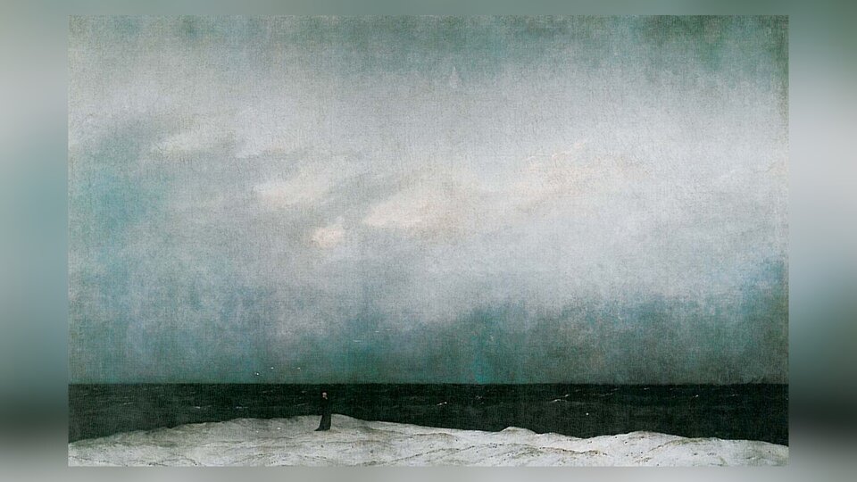 Obraz przedstawia piaszczystą plażę. Znajduje się na niej mężczyzna w habicie. Patrz się na morze. Jest pochmurno. 