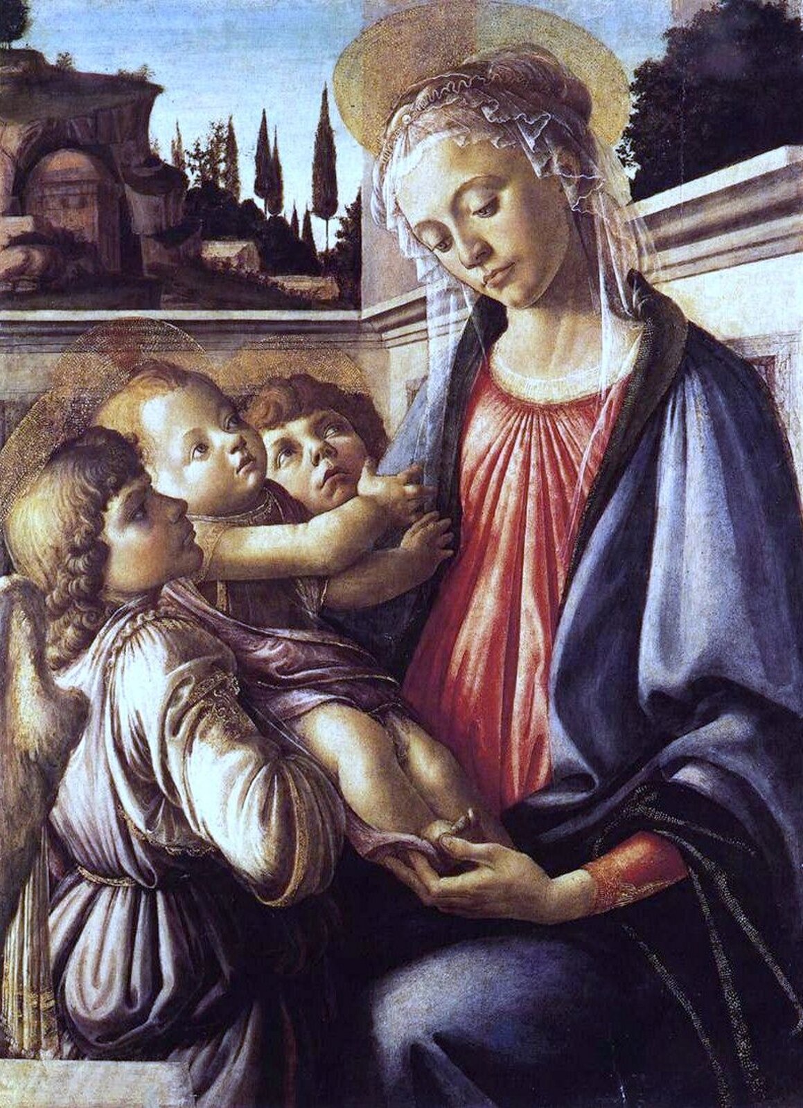 Ilustracja przedstawia obraz Sandro Botticelli „Madonna z Dzieciątkiem i dwoma aniołami”. Na obrazie znajduje się Madonna, która trzyma na rękach dzieciątko. Kobieta ubrana jest w różowo-niebieską suknię. Na głowie ma okrycie. Za dzieciątkiem znajdują się dwa aniołki w sukienkach. Dzieciątko spogląda na Madonnę. W tle widoczne są fragmenty murów.