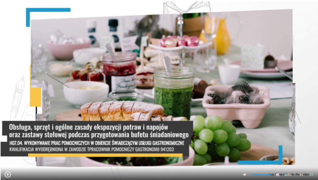 Grafika przedstawia widok ujęcia początkowego filmu instruktażowego zatytułowanego Obsługa, sprzęt i ogólne zasady ekspozycji potraw i napojów oraz zastawy stołowej podczas przygotowania bufetu śniadaniowego . Na grafice widać pasek sterowania filmem, który zawiera przycisk startu film, suwak głośności filmu, przycisk włączenia napisów, przycisk wyboru jakości odtwarzanego filmu, przycisk wyboru prędkości odtwarzania filmu oraz przycisk włączenia pełnego ekranu.