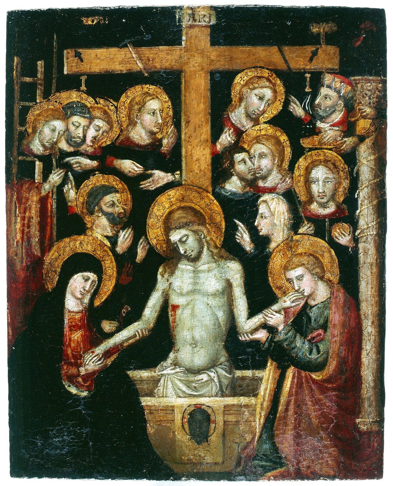 Obraz przedstawia scenę zdejmowania Jezusa Chrystusa z krzyża. Jego ciało trzymane jest za ręce przez Matkę Boską i jednego z apostołów. Ich twarze wyrażają cierpienie. Za krzyżem znajduje się duża grupa mężczyzn. Cześć z nich rozpacza, część rozmawia.
