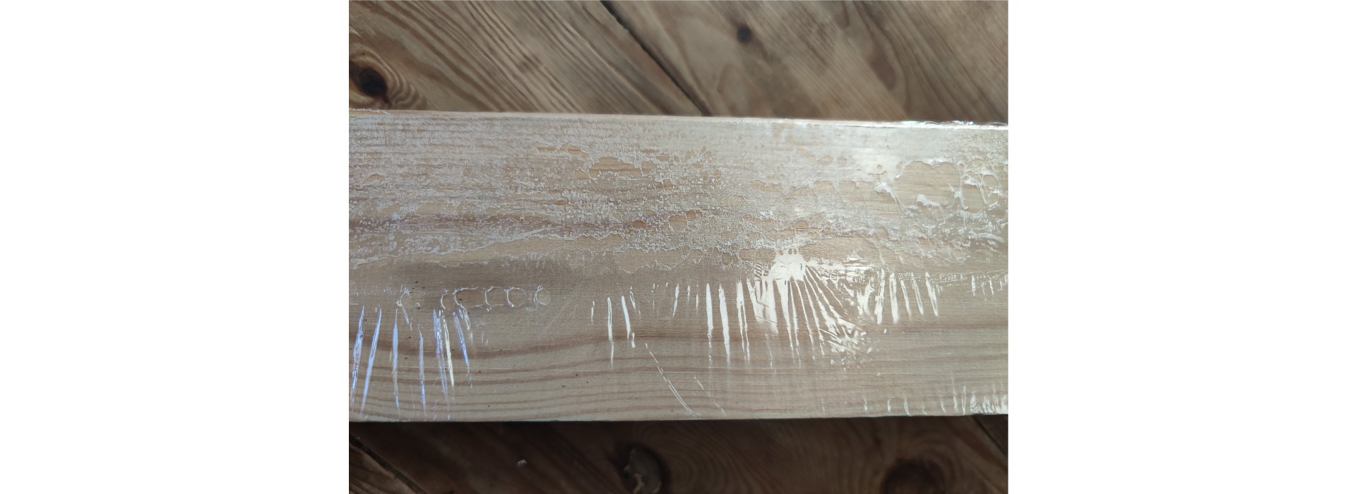 Zdjęcie 1. przedstawia folię naciągniętą na drewniany klocek. Jest pomarszczona i przedziurawiona.