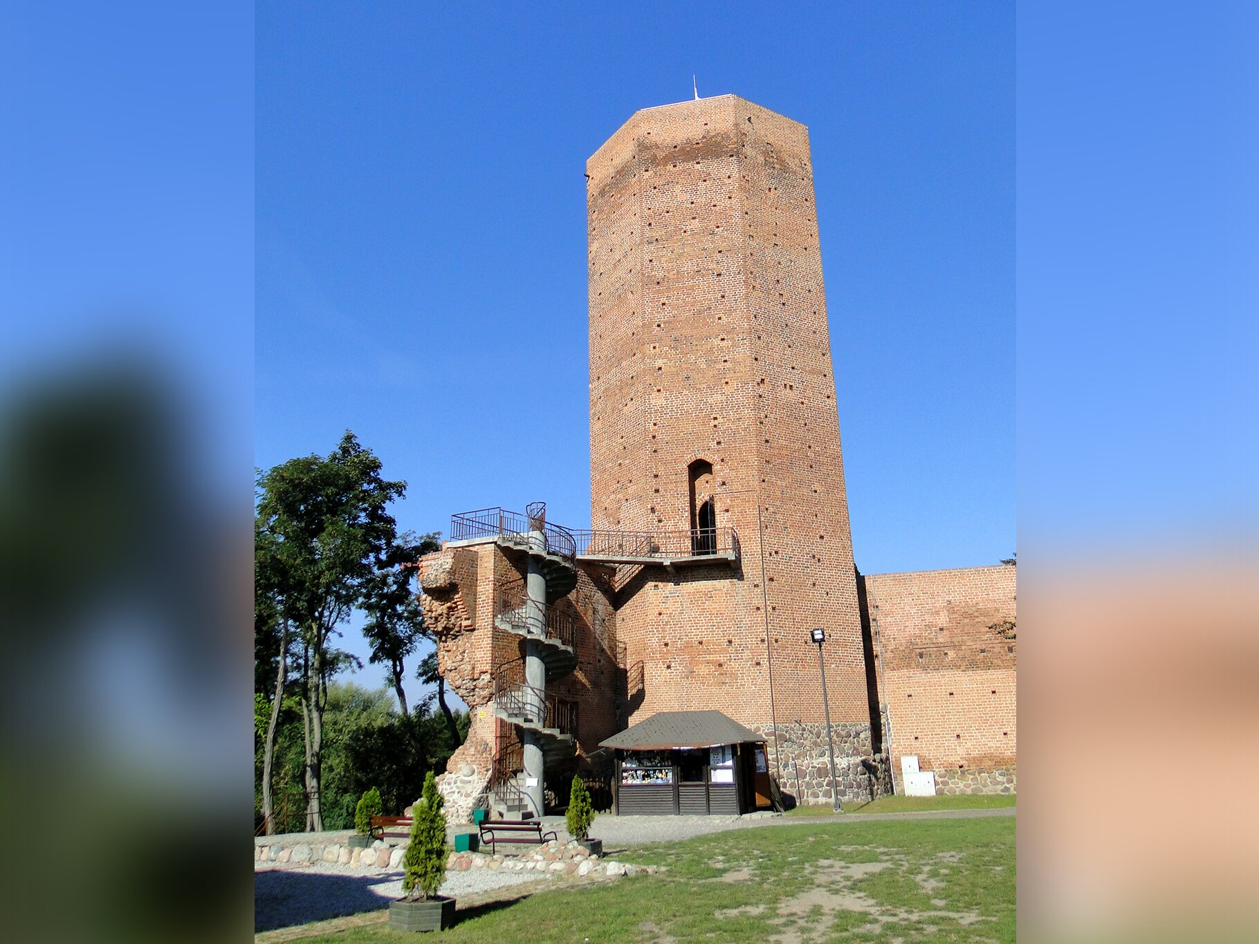 Fotografia przedstawiaja Mysią Wieżę w Kruszwicy.