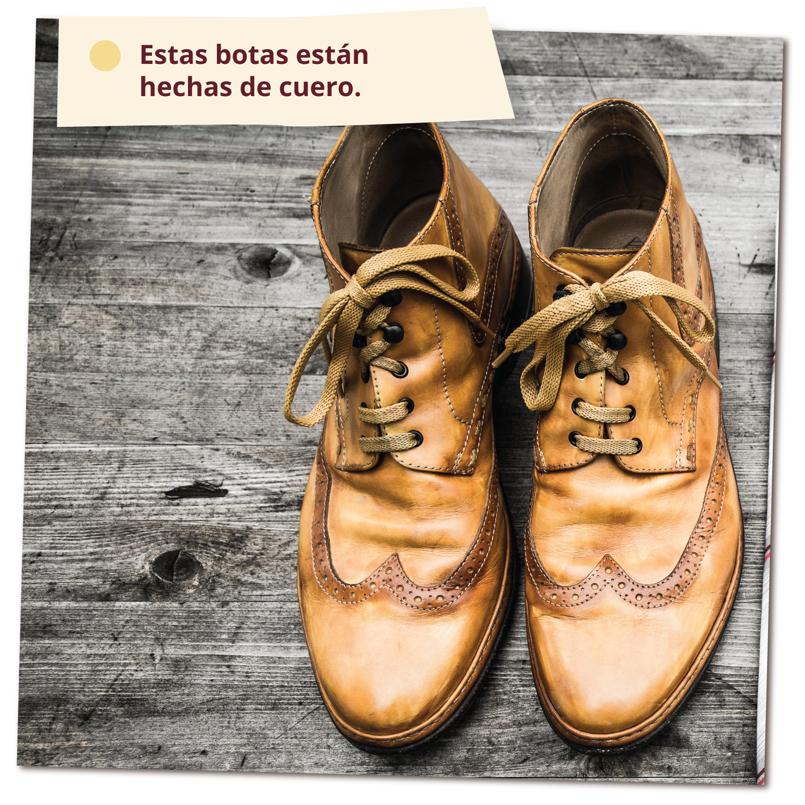 Na zdjęciu widoczna jest para brązowych butów ze skóry leżących na podłodze. Podpis na zdjęciu: Estas botas están hechas de cuero.