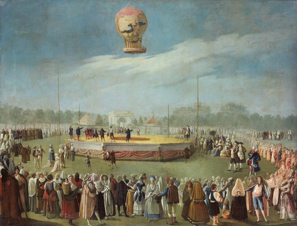Na rozległym polu znajduje się tłum ludzi ubranych w eleganckie, osiemnastowieczne stroje typowe dla szlachty i arystokracji. Na niewielkiej wysokości widać balon z koszem. Unosi się on nad drewnianym podestem stojącym na środku pola.