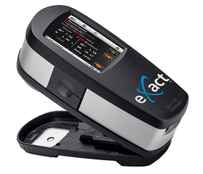 Zdjęcie przedstawia spektrofotometr. Widoczne jest niewielkie urządzenie, mające kształt prostopadłościanu z zaokrąglonymi bokami. Od spodu urządzenie ma otwartą klapkę. Na górze widoczny jest prostokątny wyświetlacz ze skalami i numerkami. Na prawo od niego widoczna jest nazwa: exact.