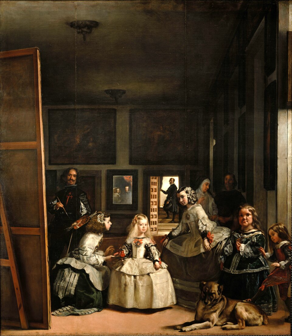 Ilustracja przedstawia obraz Velázqueza „Panny dworskie” (Las Meninas). W dużym, jasnym pomieszczeniu znajduje się grupa osób. W centrum kompozycji stoi kilkuletnia dziewczynka w eleganckiej, jasnej sukni zdobionej motywami kwiatowymi. Ukazana jest frontalnie, z głową zwróconą lekko w prawą stronę; patrzy w kierunku odbiorcy. Ma jasne, rozpuszczone włosy. Po lewej stronie dziewczynki klęczy młoda kobieta, podająca jej mały dzbanuszek. Za nią stoi mężczyzna w ciemnym stroju, trzymający w jednej dłoni paletę malarską, a w drugiej pędzel. Ma wąsy i jest zwrócony w stronę widza. Po prawej stronie dziewczynki znajduje się młoda kobieta wykonująca ukłon. Dalej stoi karlica, zwrócona przodem do odbiorcy. Ostatnią osobą po prawej stronie jest dziecko z długimi włosami, które trzyma stopę na dużym, leżącym psie. W głębi, po prawej stronie, w mroku, widoczne są dwie kolejne osoby. W tle, za otwartymi drzwiami, na schodach stoi mężczyzna. Na ścianie pomieszczenia wisi obraz przedstawiający dwie postacie. Przednia część sceny jest oświetlona światłem padającym z prawej strony, natomiast dalsza część pomieszczenia pozostaje ciemniejsza; dodatkowe światło dochodzi z obszaru za drzwiami.