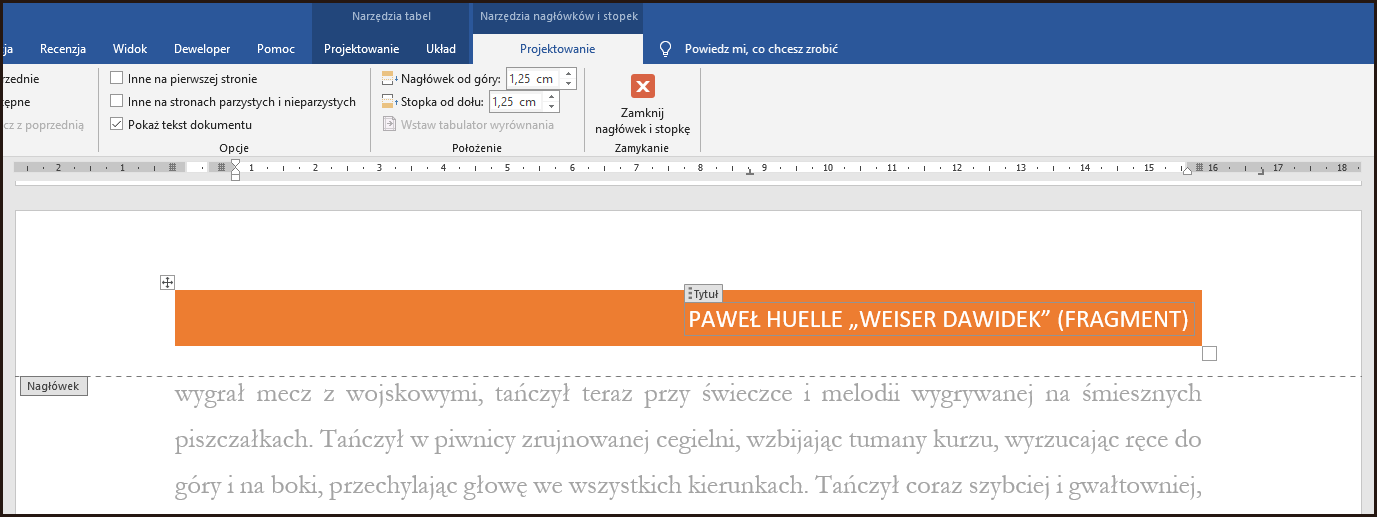 Zrzut ekranu programu Word w trybie edycji nagłówka. Wybrano następujące karty: Narzędzia nagłówków i stopek, Projektowanie. W karcie Projektowanie, następujące sekcje: Opcje, Położenie oraz Zamykanie. Na stronie dokumentu jest nagłówek zawierający imię, nazwisko i tytuł. Nagłówek umieszczono na prostokącie z pomarańczowym wypełnieniem. 