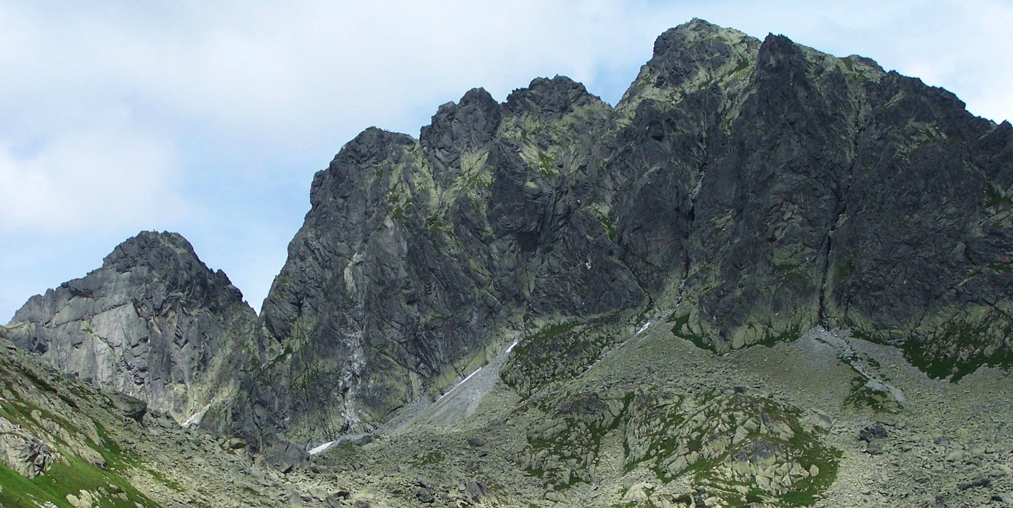 Kozi Wierch w Tatrach, pierwszy szczyt od lewej to Zamarła Turnia Kozi Wierch w Tatrach, pierwszy szczyt od lewej to Zamarła Turnia Źródło: Jerzy Opioła, licencja: CC BY-SA 3.0.