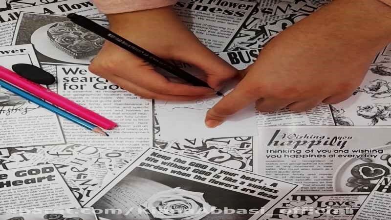 Zdjęcie wykonane z góry przedstawia stół zasłany wycinkami z gazet, oraz ręce z pisakiem w jednej dłoni. Obok, na wycinkach leży ołówek, długopis i owalna gumka. Wszystkie wycinki zawierają teksty drukowane, tytuły wyróżniają się dużą czcionką.  