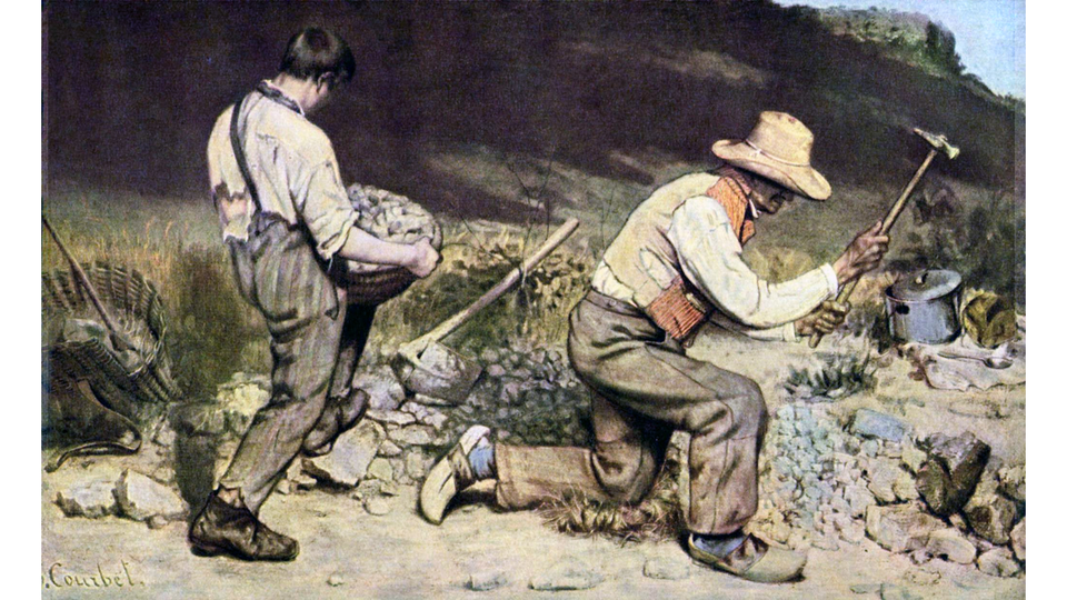 Obraz przedstawia dwóch mężczyzn w strojach roboczych, którzy pracują przy kamieniach. Mężczyzna po lewej niesie kosz pełen kamieni. Drugi mężczyzna klęczy i rozbija kamienie młotkiem. Ma na głowie kapelusz. Na ziemi leżą kamienie. W tle jest skarpa.