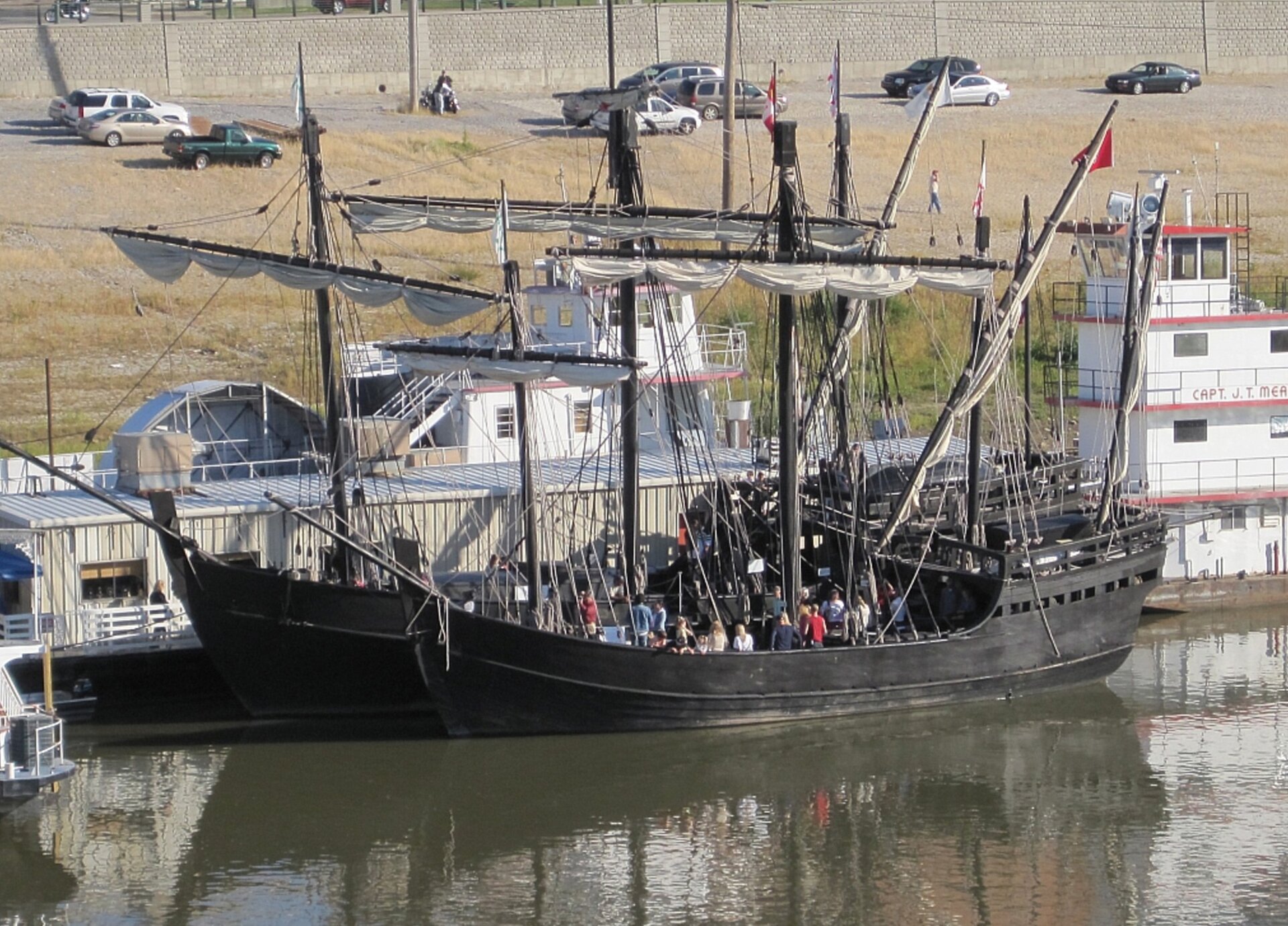 Fotografia przedstawia żaglowiec.