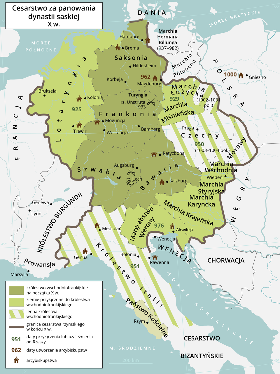 Mapa przedstawia cesarstwo za panowania dynastii saskiej w 10 wieku. Królestwo wschodniofrankijskie obejmowało tereny Saksonii, Frankonii, Szwabii i Bawarii. Ziemie przyłączone do królestwa wschodniofrankijskiego to Lotaryngia w 925 roku, Marchia Miśnieńska w 929 roku, Marchia Wschodnia, Marchia Styryjska, Marchia Karyncka, Marchia Krajeńska, Margrabstwo Werony w 976 roku. Lenna królestwa wschodniofrankisjkiego to Marchia Łużycka, Czechy od 950 roku, Morawy i Królestwo Italii od 951 roku z wyjątkiem Rzymu. Arcybiskupstwa istniały w Kolonii, Trewirze, Bremie, Hamburgu, Magdeburgu od 962 roku, Moguncji, Ratyzbonie, Salzburgu, Rawennie, Mediolanie, Genui, Akwileji.