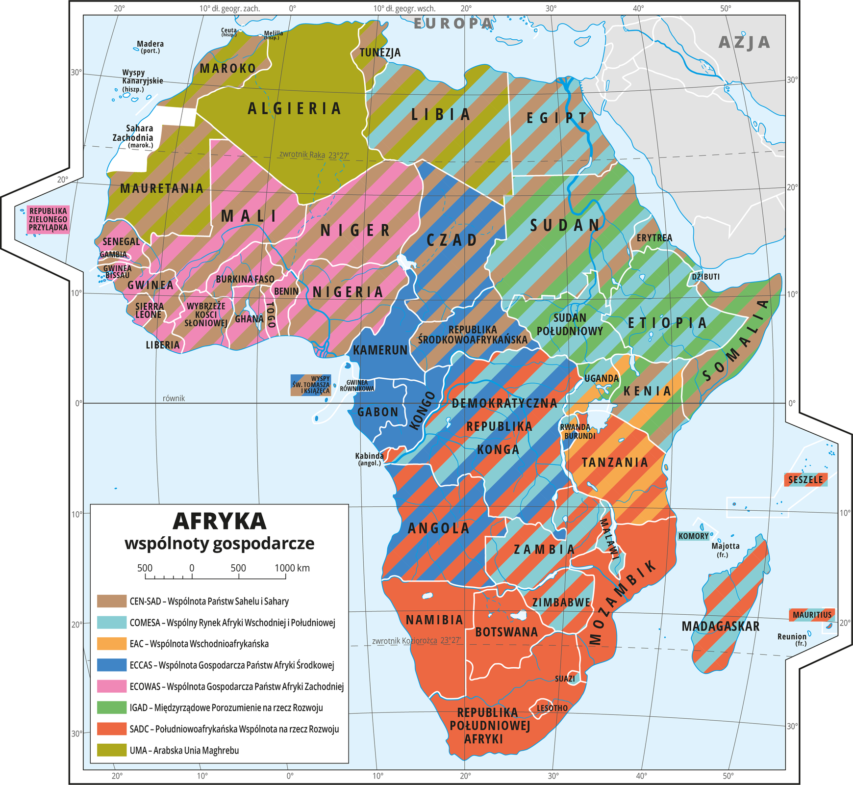 Ilustracja przedstawia mapę Afryki. Wody zaznaczono kolorem niebieskim. Opisano nazwy państw.Na mapie za pomocą ośmiu kolorów oznaczono państwa członkowskie wspólnot gospodarczych. Kolory rozłożone są nierównomiernie, w wielu miejscach występują wielokolorowe paski, co oznacza, że dane państwo jest członkiem wielu organizacji. Mapa pokryta jest równoleżnikami i południkami. Dookoła mapy w białej ramce opisano współrzędne geograficzne co dziesięć stopni.Po lewej stronie mapy objaśniono kolory użyte na mapie. Na mapie przedstawiono następujące organizacje: CEN-SAD – Wspólnota Państw Sahelu i Sahary, COMESA – Wspólny Rynek Afryki Wschodniej I Południowej, EAC – Wspólnota Wschodnioafrykańska, ECCAS – Wspólnota Gospodarcza Państw Afryki Środkowej, ECOWAS – Wspólnota Gospodarcza Państw Afryki Zachodniej, IGAD – Międzyrządowe Porozumienie na rzecz Rozwoju, SADC – Południowoafrykańska Wspólnota na rzecz Rozwoju, UMA – Arabska Unia Maghrebu.