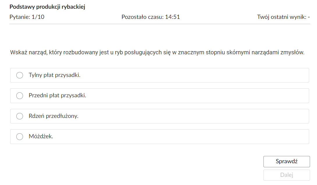 Grafika przedstawia przykładowe zadanie testowe. Ponad poleceniem widać numer pytania, czas, który pozostał na wypełnianie testu, oraz ostatni uzyskany wynik. Pod poleceniem znajdują się możliwe odpowiedzi. W prawym dolnym rogu panelu z zadaniem znajdują się dwa przyciski. Są to Sprawdź oraz Dalej.
