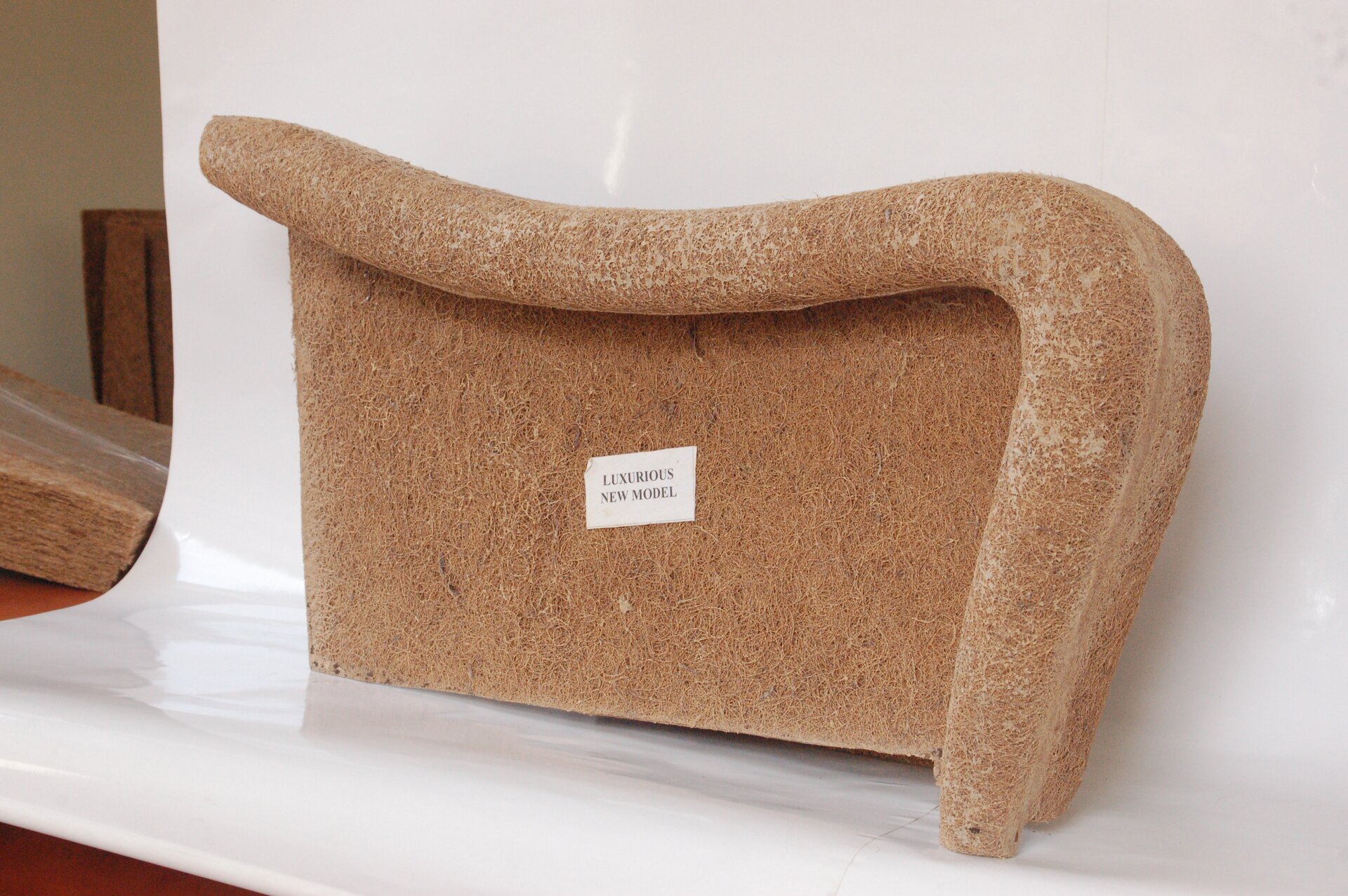 Zdjęcie przedstawia obiekt o nieregularnym kształcie przypominającym prostokąt z płaskim wnętrzem i grubszym brzegiem obejmującym dwie z czterech krawędzi.