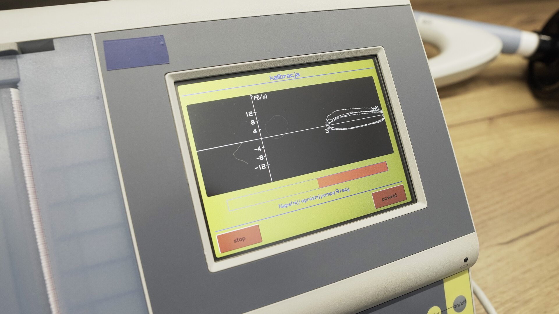 Na zdjęciu pokazano przybliżenie ekranu spirometru, na którym widoczny jest wykres na ekranie aparatu przedstawiający przesunięcia tłoka pompy.