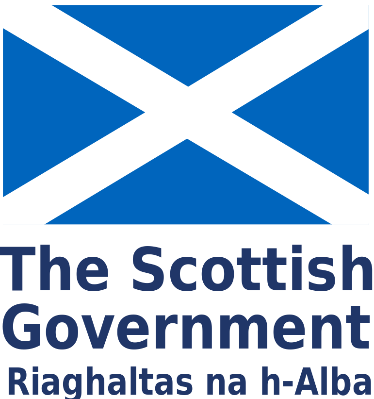 Ilustracja przedstawiająca logo organu państwowego. Tworzy ją flaga składająca się z niebieskiego prostokąta z białymi skrzyżowanymi przekątnymi. Pod flagą napisy: The Scottish Government i Riaghaltas na h-Alba.