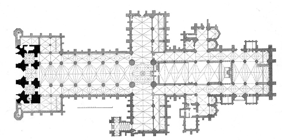 Czarno‑biały rzut architektoniczny katedry widzianej z góry, przedstawiający plan w kształcie krzyża łacińskiego. Zachodnia część (po lewej) ma pogrubione, zacieniowane fragmenty wskazujące wcześniejszy etap budowy lub przebudowy. Widoczna jest długa nawa główna z regularnym układem przęseł i filarów, transept przecinający ją w części środkowej oraz rozbudowane wschodnie partie z dodatkowymi kaplicami i pomieszczeniami.