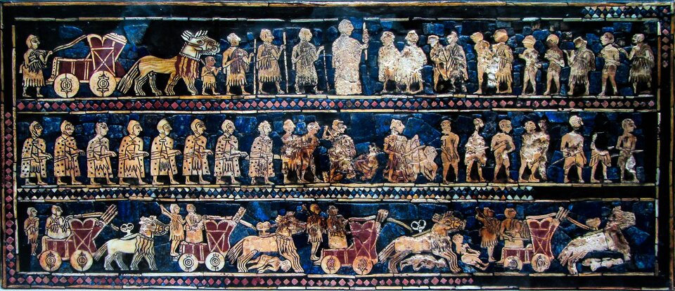 Płyta przedstawia trzy rzędy postaci wojowników, wozów bojowych i zwierząt na tle z lapis lazuli. Wszystkie postaci i obiekty ukazane są z profilu. Wojownicy są łysi lub ukazani w rynsztunku przypominającym kształtem hełm i lekkie zbroje z płaszczami. W pierwszym rzędzie centralną postacią jest król, z obu stron otoczony wojownikami. W drugim rzędzie szereg wojowników idący z lewej do prawej. W ostatnim rzędzie ukazano rydwany bojowe i wojowników na nich, prowadzących pojazdy z lewej do prawej. 