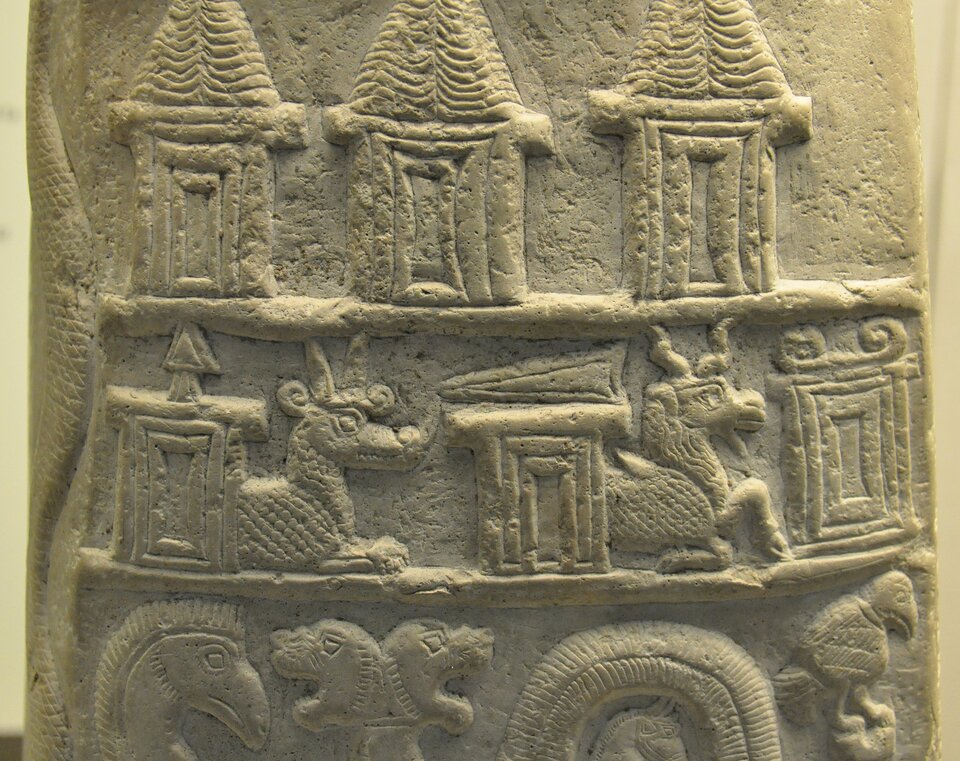 Ilustracja przedstawia fragment steli granicznej z Babilonii, pochodzącej z ok. XI w. p.n.e., podzielonej na trzy pasy. W górnej części znajdują się atrybuty boskości i władzy, odnoszące się do trzech głównych bogów: Anu, Enlila i Eatrzy - ostro zakończone nakrycia głowy umieszczone na cokołach. Poniżej znajduje się dwa rogate smoki skierowane w prawą stronę, zamieszczone pomiędzy obiektami architektonicznymi.  Dolna część ukazana jest we fragmencie, na którym znajdują się  symbole władzy i ochrony: fragment buławy z głową orła, buława z głowami dwóch lwów, głowa konia w podwójnym łuku oraz ptak.