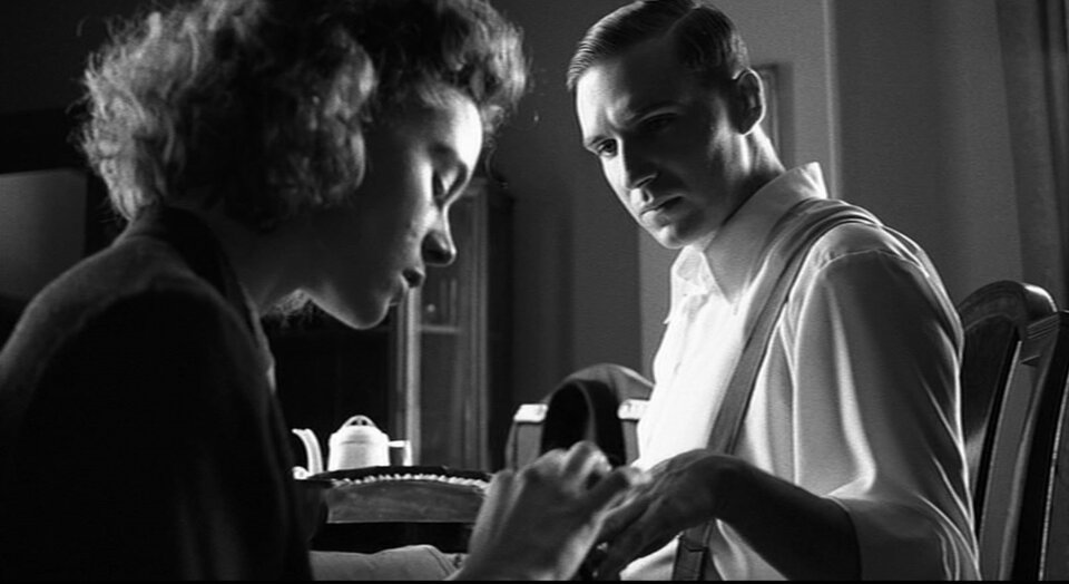 Zdjęcie przedstawia Gӧtha siedzącego w cywilnym ubraniu przy stole. Nieopodal niego siedzi młoda kobieta. Ma spuszczone oczy.