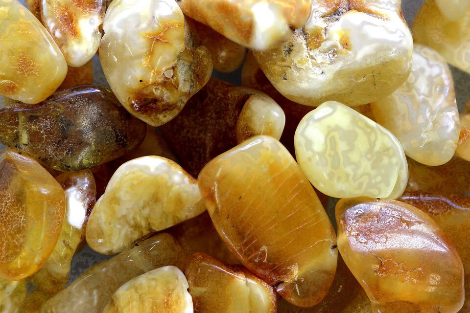 Na zdjęciu są bursztyny. To nieregularne bryły o jasno- i ciemnożółtym kolorze. Miejscami są półprzezroczyste. 