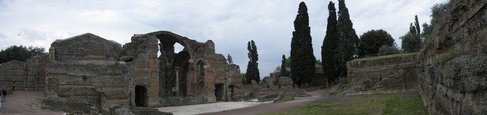 Ilustracja przedstawia Canopo — reprezentacyjną część kompleksu Willi Hadriana w Tivoli. Centralnym elementem jest długi basen wodny (euripus), otoczony kolumnadą z kopiami greckich i egipskich rzeźb. W głębi widoczna jest półkolista sala biesiadna zwana Serapeum, przypominająca grotę, w której odbywały się uczty na świeżym powietrzu. Całość stanowi przykład rzymskiej architektury inspirowanej kulturą hellenistyczną i egipską.