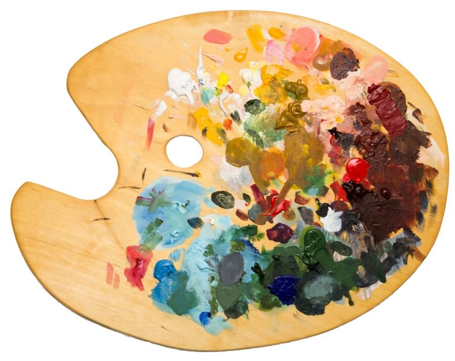 Zdjęcie przedstawia paletę malarską. Zrobiona jest ze sklejki w kształcie płaskiej elipsy, z wyciętym wgłębieniem na jednym boku i otworem na palec, ułatwiającym trzymanie. Na paletę zostały wyciśnięte farby w różnych kolorach, więc niemal cała pokryta jest nachodzącymi na siebie plamami różnych farb, w nieregularnych odstępach. 