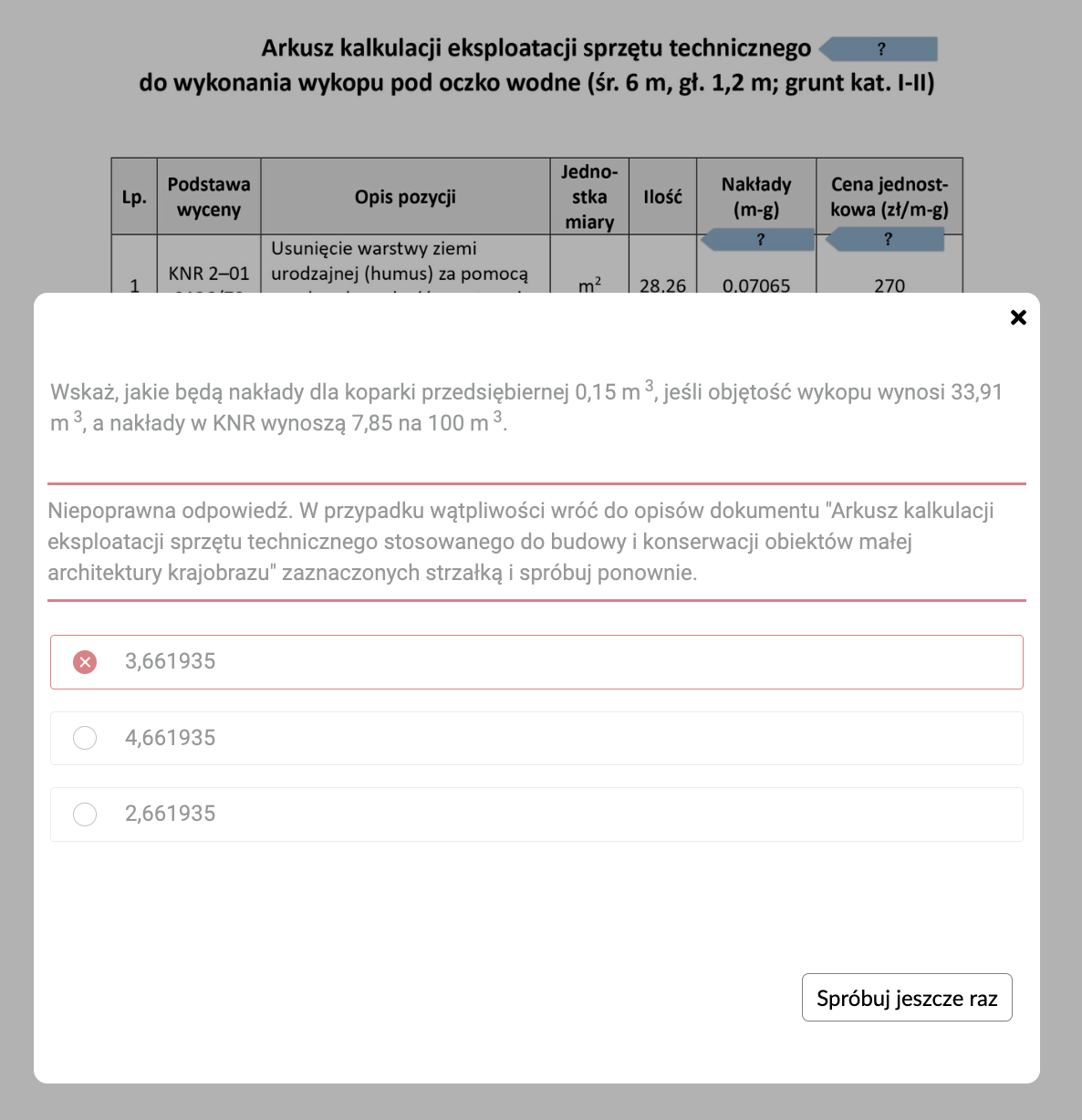 Ilustracja przedstawia fragment przykładowej dokumentacji z wyświetlonym ekranem z błędnie wykonanym zadaniem ćwiczeniowym. Jest to białe pole, na którym umieszczone zostało ćwiczenie – w tym wypadku jednokrotnego wyboru. Ten typ ćwiczenia składa się z polecenia oraz umieszczonych pod nim trzech odpowiedzi. Obok każdej z nich znajduje się kółeczko. W przypadku wybranej odpowiedzi jest ono zaznaczone. Pozostałe kółeczka są puste. Zaznaczone kółeczko zamalowane jest na czerwono. Cała odpowiedź otoczona została czerwoną ramką. Nad nią umieszczono napis: Niepoprawna odpowiedź!    