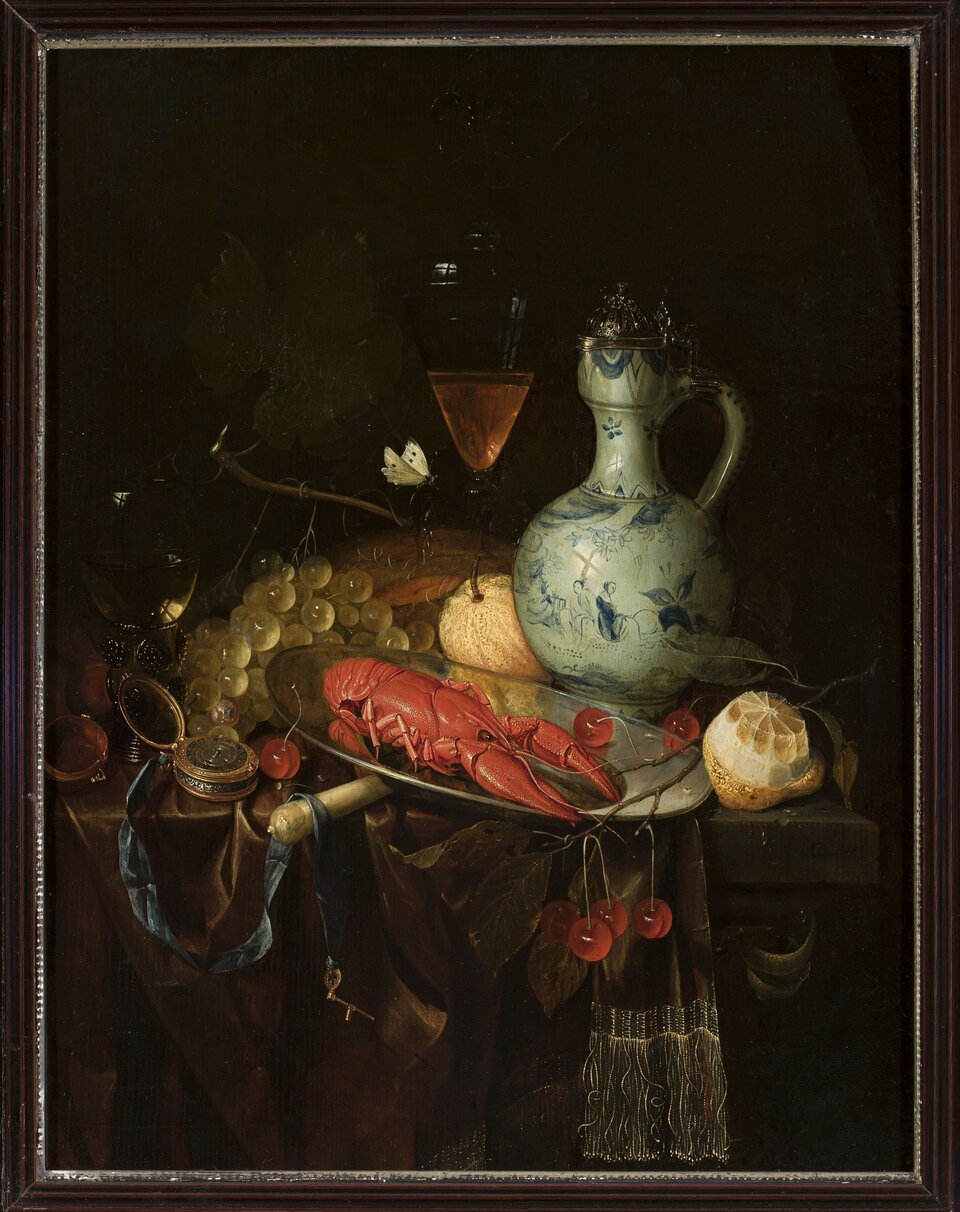 Obraz przedstawia martwą naturę. Na okrytym obrusem stole leżą: taca z homarem, winogrona, obrana częściowo cytryna, gałązka z owocami czereśni. Na stole stoi także wysoki dzban i napełniony do połowy kieliszek.