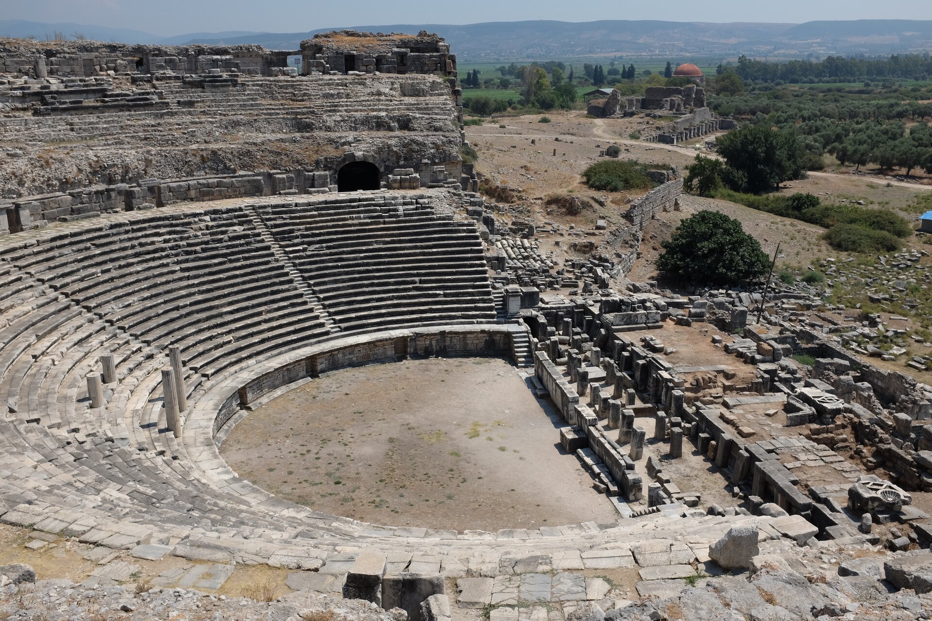 Zdjęcie przedstawia ruiny starożytnego teatru. Widoczna jest zniszczona widownia.