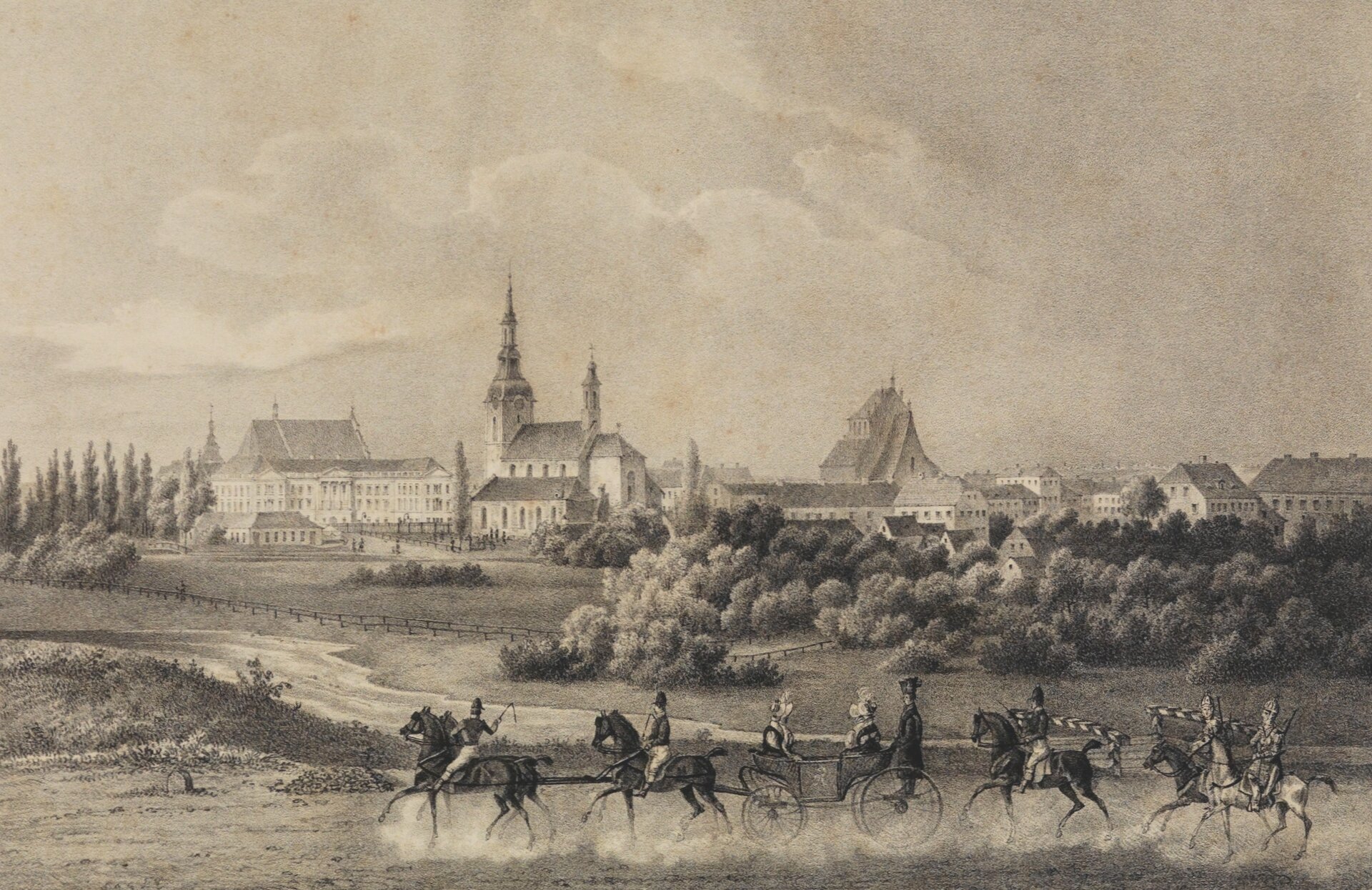 Ilustracja przedstawia widok na Kalisz od strony południowo‑zachodniej. Na pierwszym planie widoczny jest landolet, ciągnięty przez dwa rzędy koni na których siedzą jeźdźcy w czapkach, wiozący damy. Za nimi jadą trzej mężczyźni na koniach. Dalej znajduje się droga, tereny zielone porośnięte drzewami. Na dalszym planie po lewej stronie widać duży, jasny, dwupiętrowy budynek. Pośrodku kościół z wysoką wieżą zegarową na planie kwadratu. Po prawej stronie ilustracji widoczne niższe zabudowania, z których wyłania się budynek o ostro skośnym dachu. 